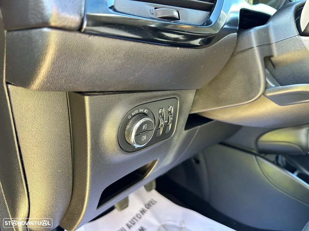 Opel Corsa 1.4 120 Anos - 8