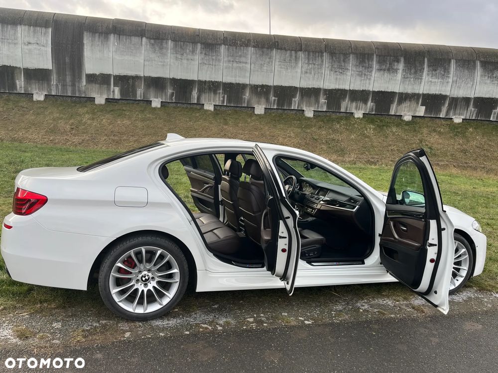 BMW Seria 5 550i xDrive - 33
