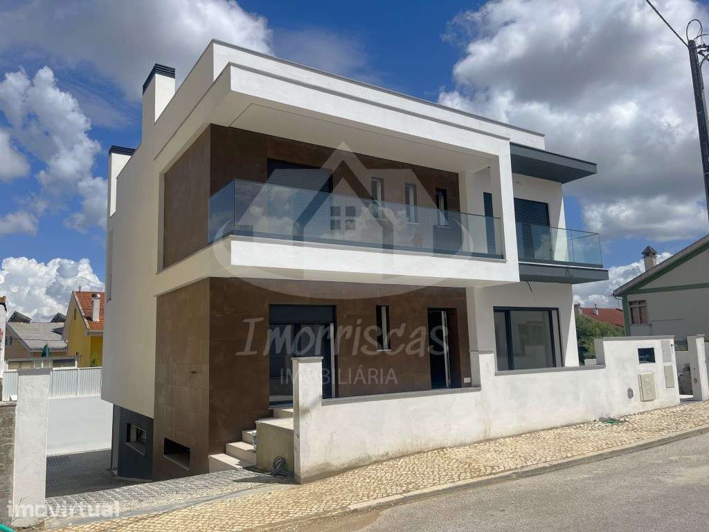 Moradia T4 com vista rio no Bairro das Courelas, Santa Iria de Azóia - Grande imagem: 2/58