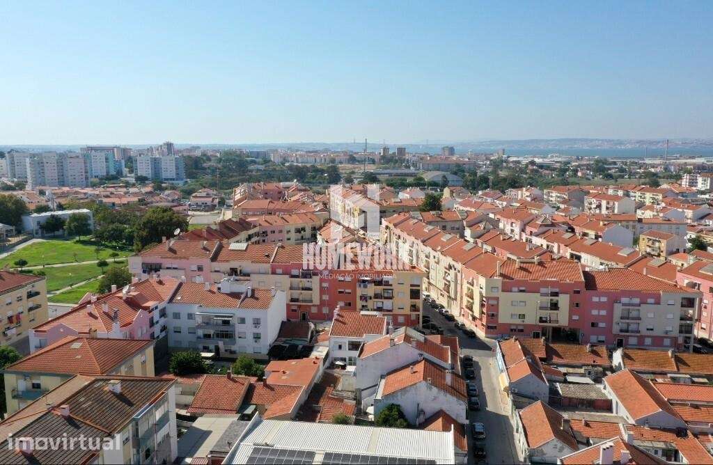 Moradia T3+T1 com utilização independente, logradouro e sótão - Grande imagem: 2/47