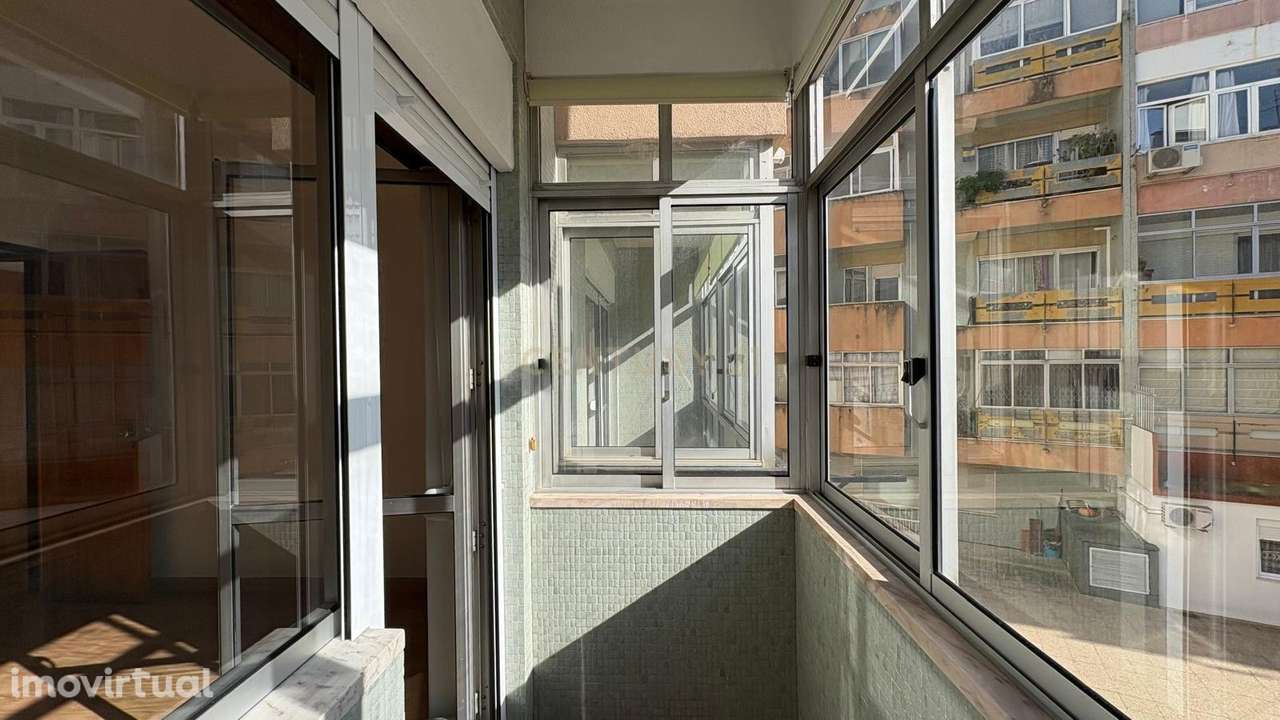 Apartamento T1 na Rua Portugal Durão, 5 (Bairro do Rego) - Grande imagem: 4/21
