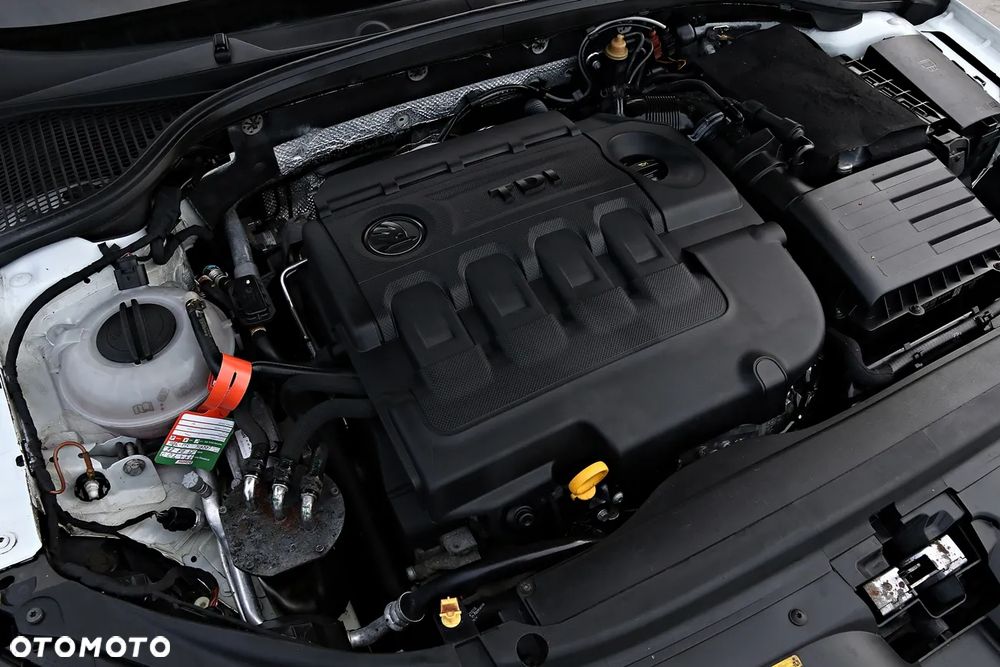 Skoda Octavia 2.0 TDI DSG RS - 37