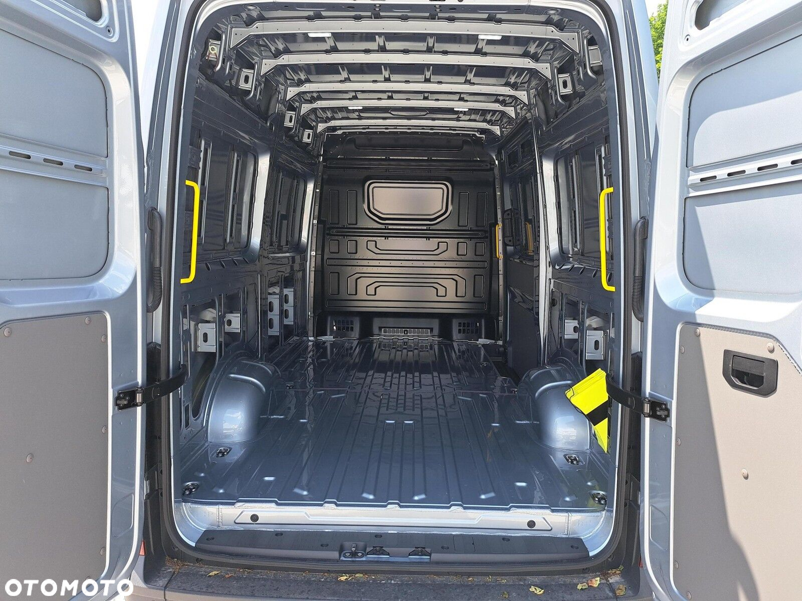 Volkswagen Crafter 35 Furgon z wysokim dachem silnik: 2,0 l EU6 SCR 177 KM / skrzynia biegów: 4MOTION automatyczna 8-biegowa rozstaw osi: 3640 mm - 19