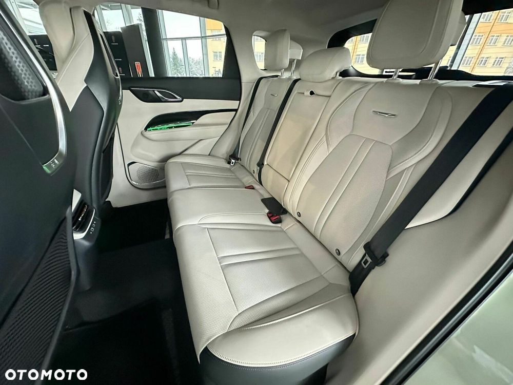 Hongqi HS3 - 13