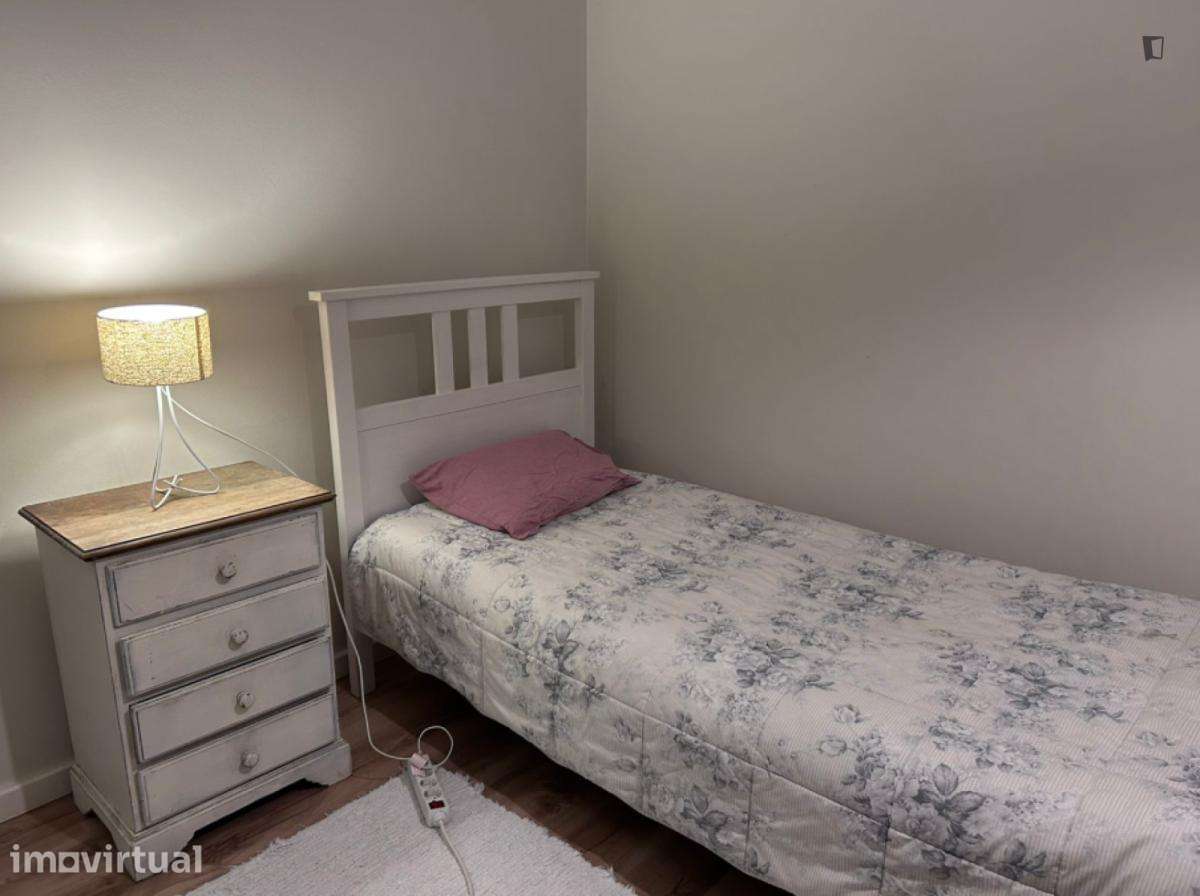 Quarto - localizado em Rio Tinto Porto - Grande imagem: 2/8