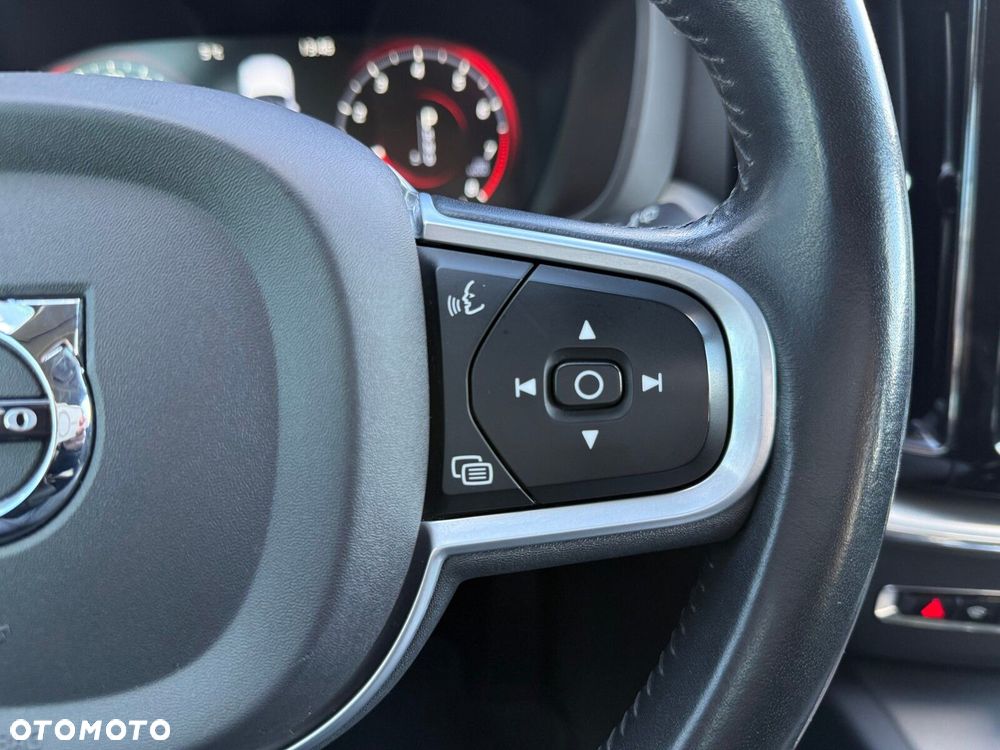 Volvo XC 60 T4 Momentum Pro - 24