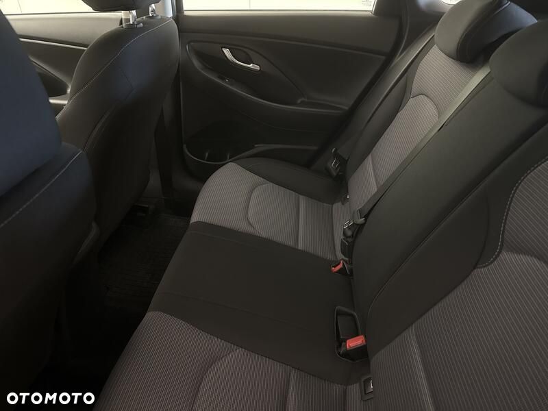 Hyundai i30 1.5 DPI Classic + - 21
