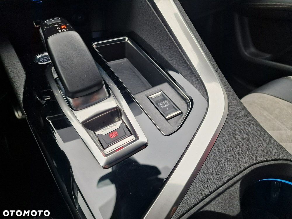 Peugeot 3008 1.6 PureTech HYbrid GT Line S&S EAT8 - 29