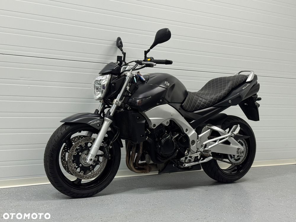 Suzuki GSR - 12