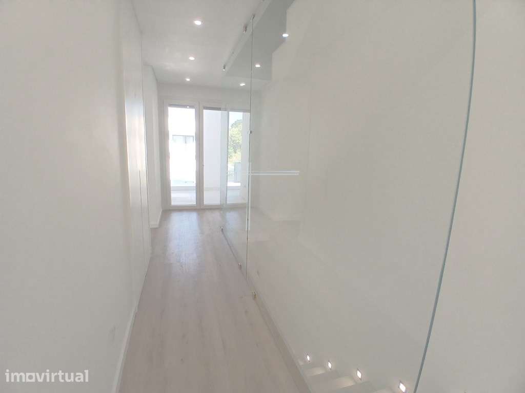 Moradia geminada T4+1, arquitetura contemporânea com piscina - Alto... - Grande imagem: 4/52
