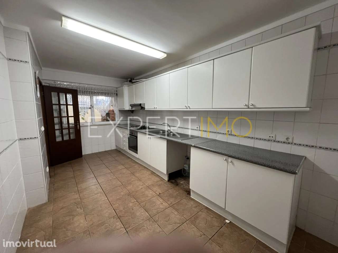 Moradia T4 com garagem, churrasqueira e sotão no centro da Mealhada - Grande imagem: 4/25