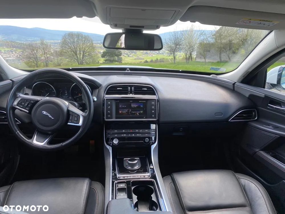 Jaguar XE 2.0 T Prestige - 15