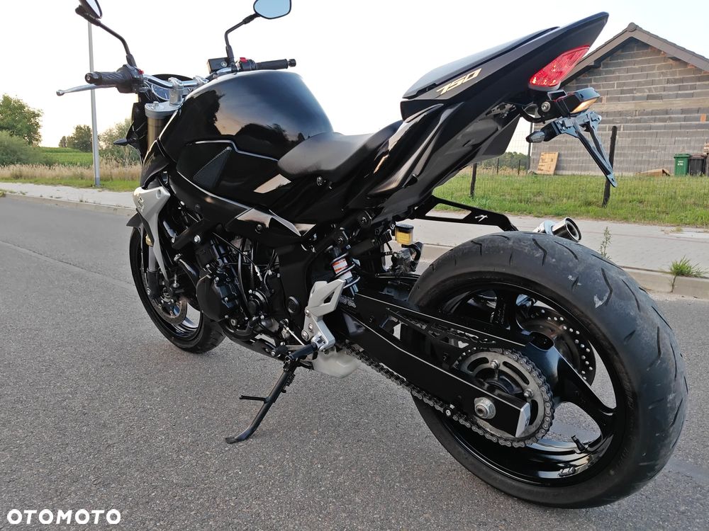 Suzuki GSR - 8