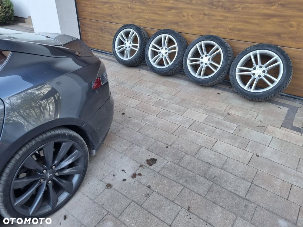 Tesla Model S - 11