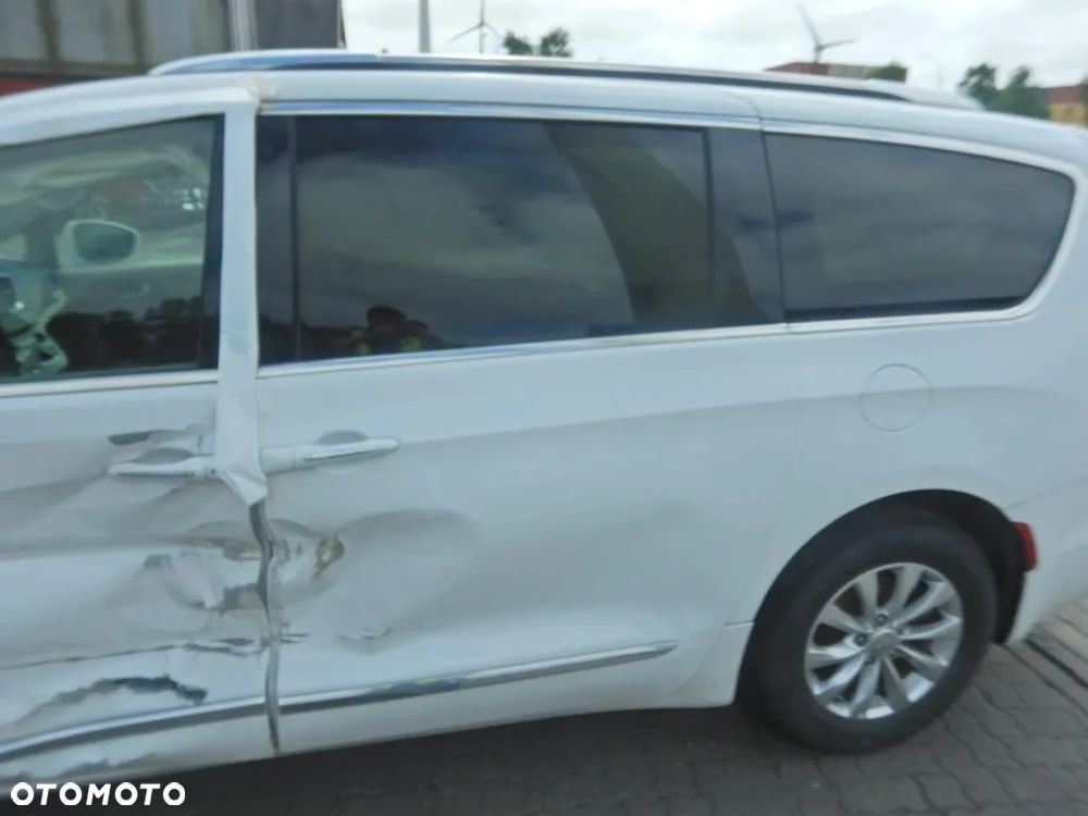 Chrysler Pacifica - 23