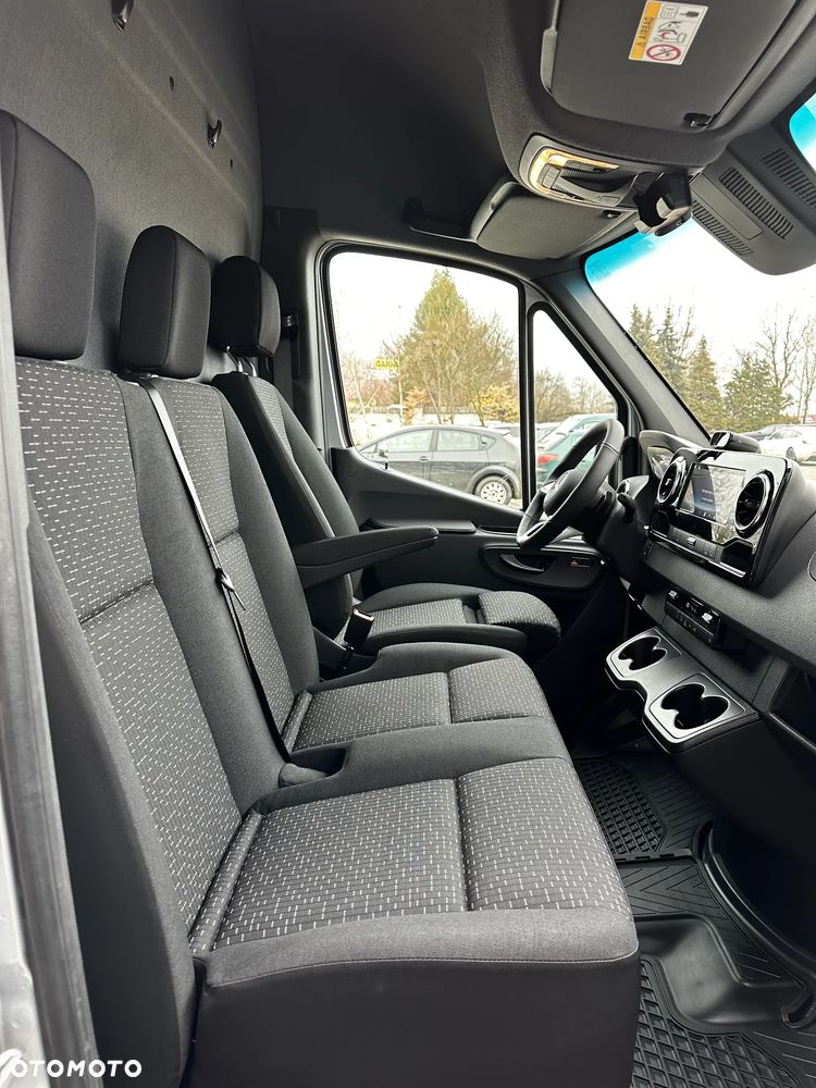 Mercedes-Benz Sprinter - 25