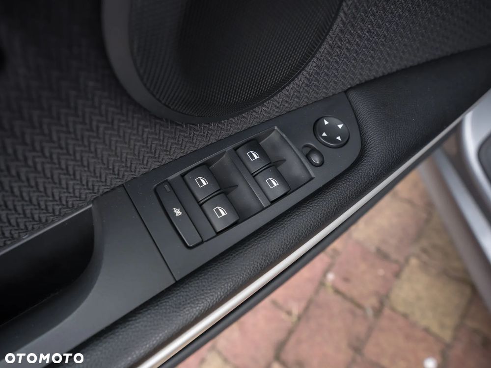 BMW Seria 3 318d DPF Touring - 29