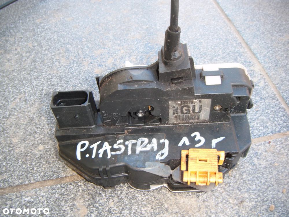 opel  astra J 13r zamek drzwi prawy tył 13579556 - 1