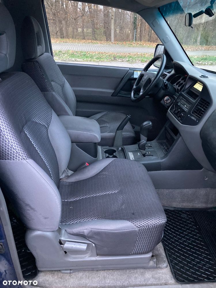 Mitsubishi Pajero - 10