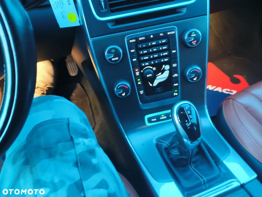 Volvo V60 D6 AWD Plug-in Hybrid R-Design Momentum - 10