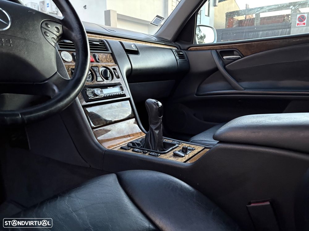 Mercedes-Benz E 240 Classic - 11