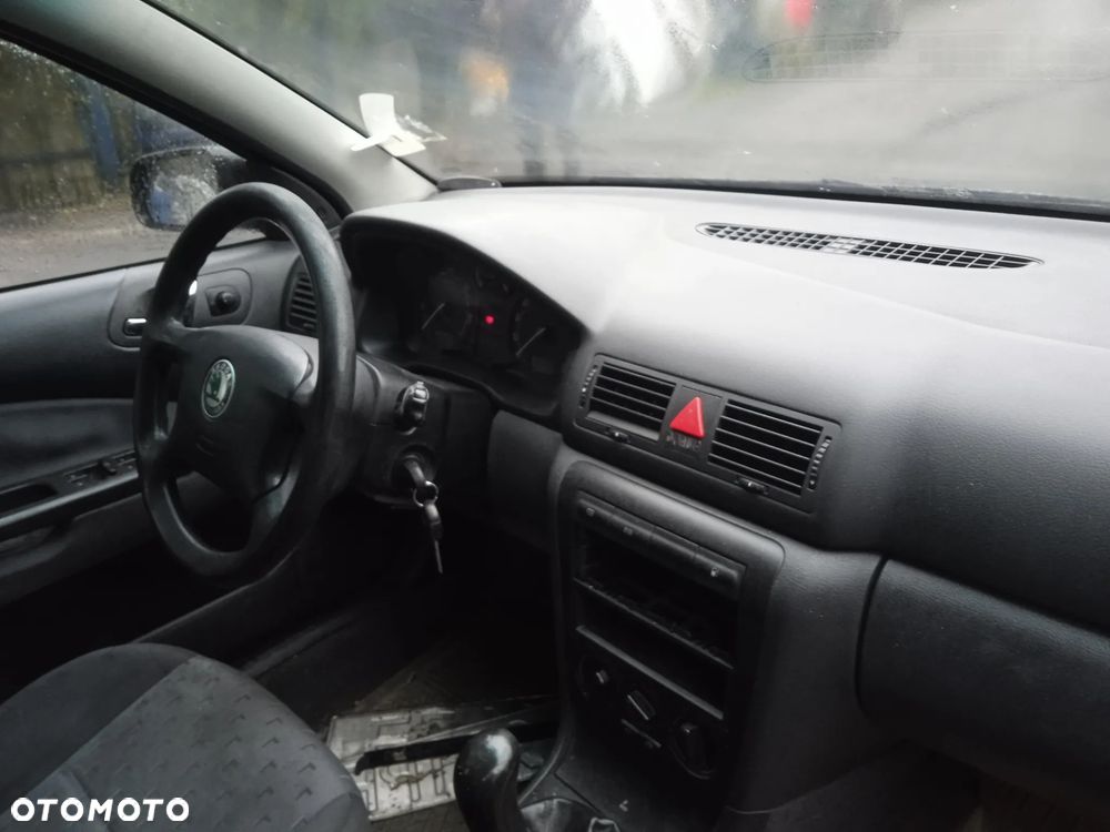 SKODA OCTAVIA I KONSOLA DESKA ROZDZIELCZA Z PODUSZKAMI KIEROWCY I PASAŻERA I PASAMI - 1