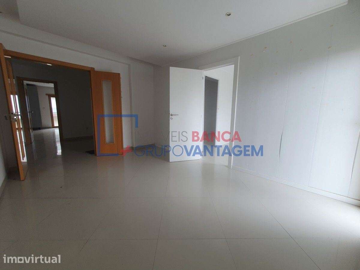 T4 COM 150m2 | SUÍTE | VARANDAS | ARRECADAÇÃO - Grande imagem: 2/30