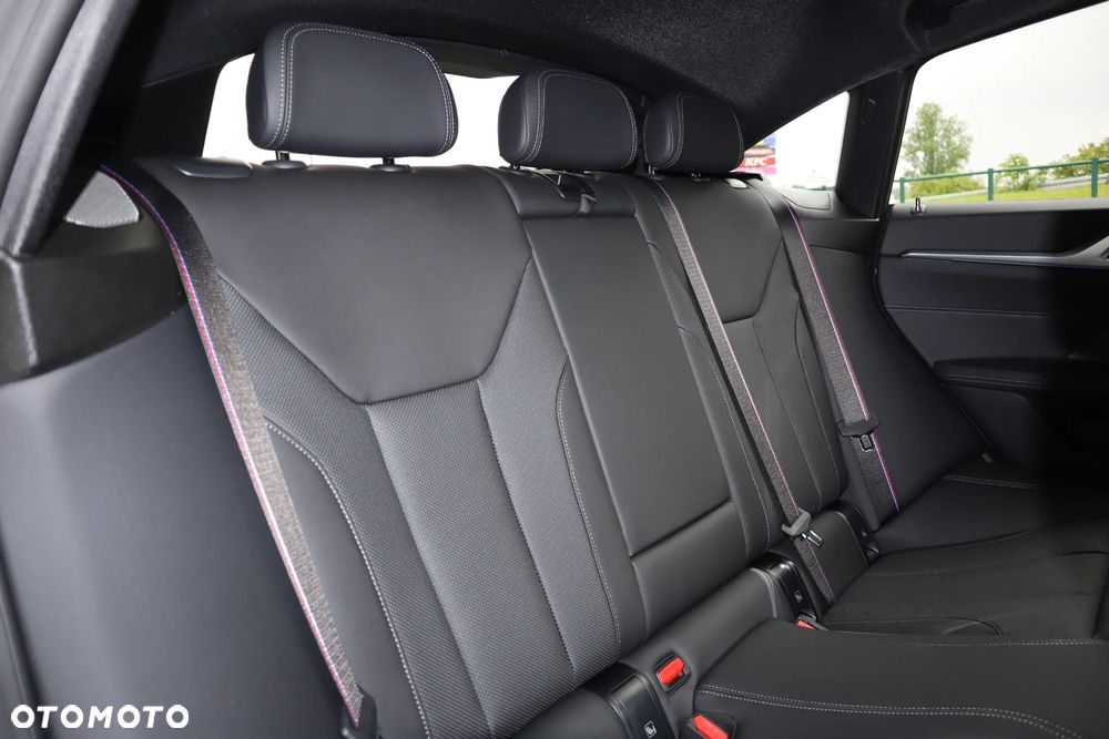 BMW i4 - 13