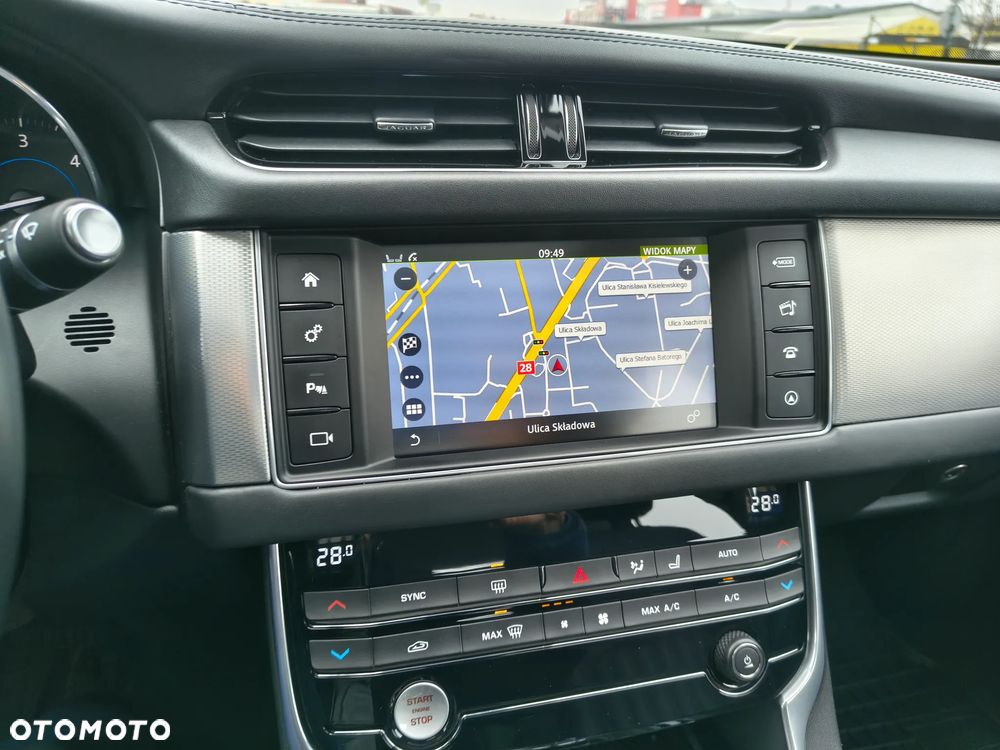 Jaguar XF 25d AWD Portfolio - 18