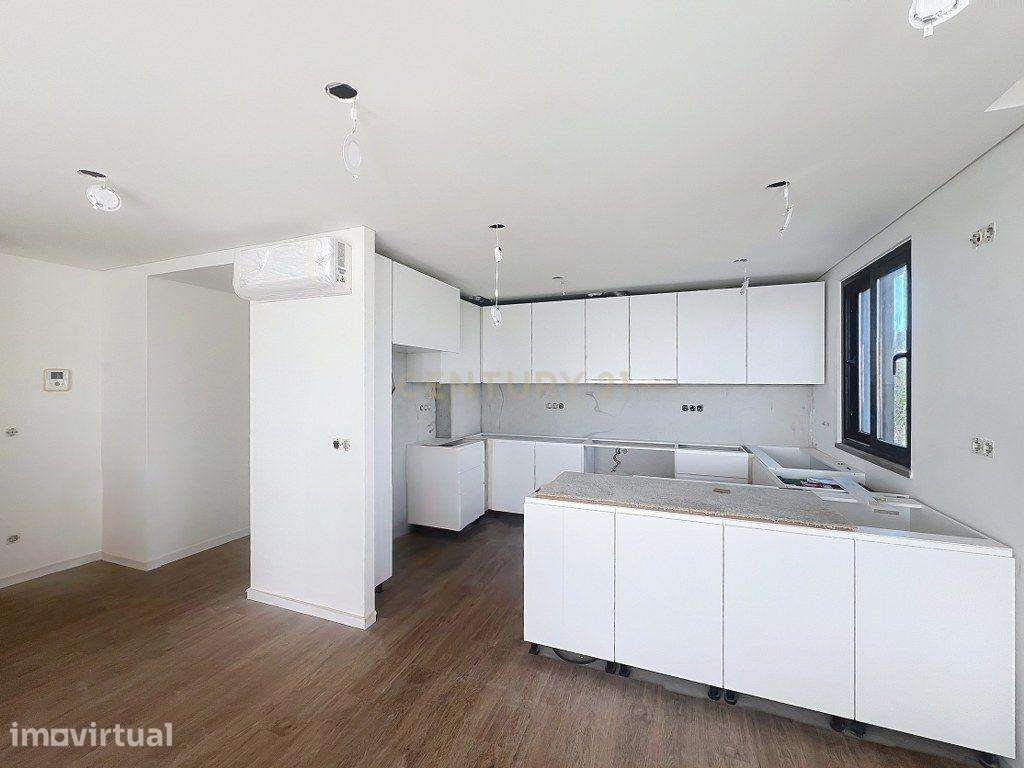 Apartamento T2 Novo no Último Piso | Localização Premium junto à CUF L - Grande imagem: 2/11