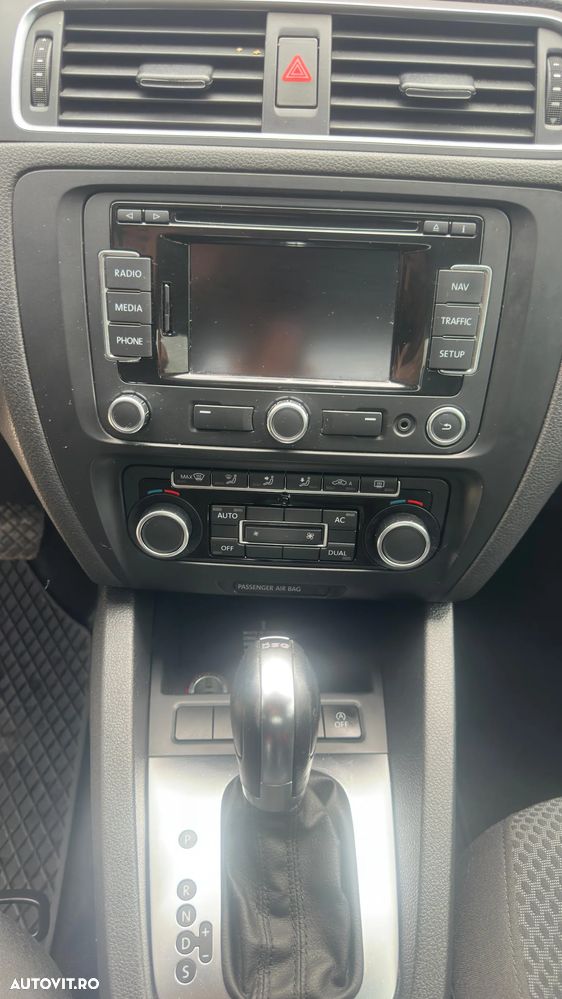 Volkswagen Jetta 1.6 TDI DSG Blue Motion Technology Comfortline - 20