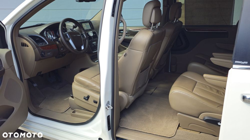 Chrysler Town & Country 3.6 Limited - 23