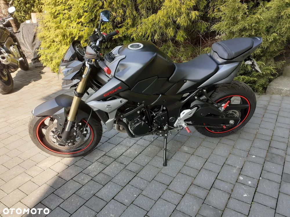 Suzuki GSR - 15