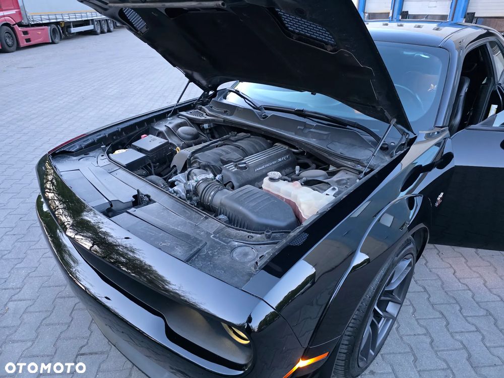 Dodge Challenger - 12