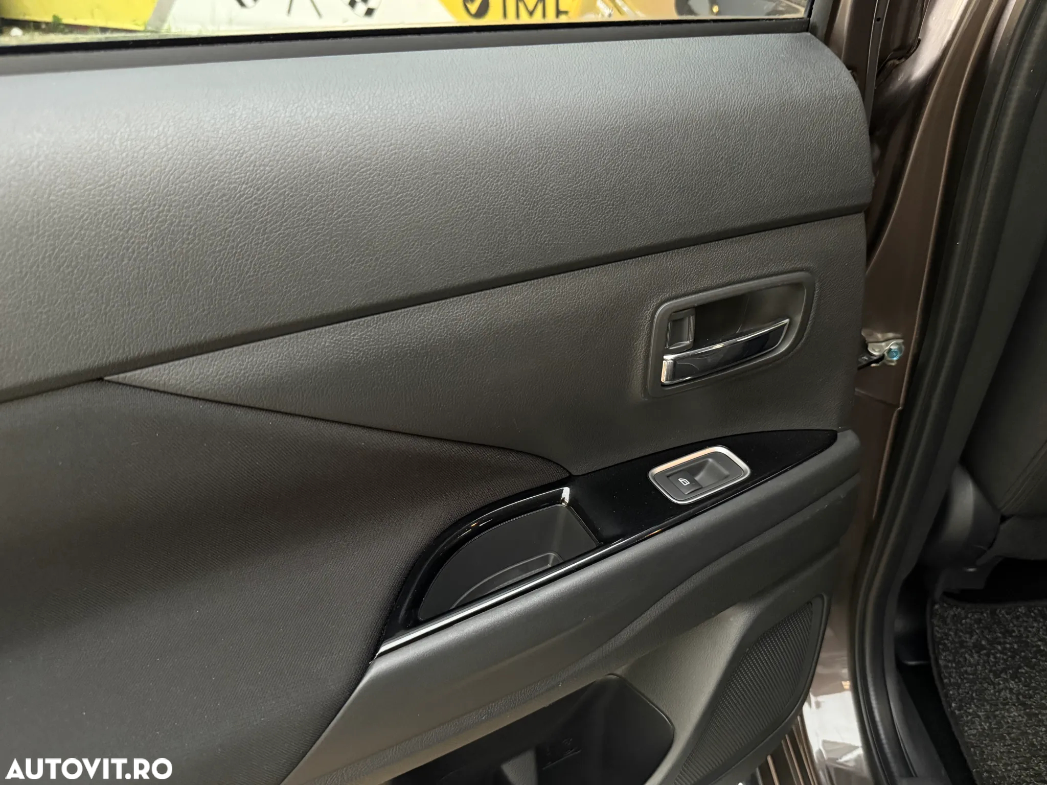 Mitsubishi Outlander 2.4 4WD Plug-In Hybrid - 24