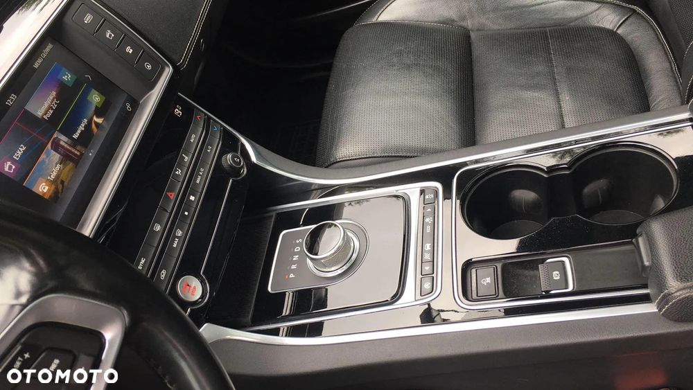 Jaguar XE 2.0 D R-Sport - 15