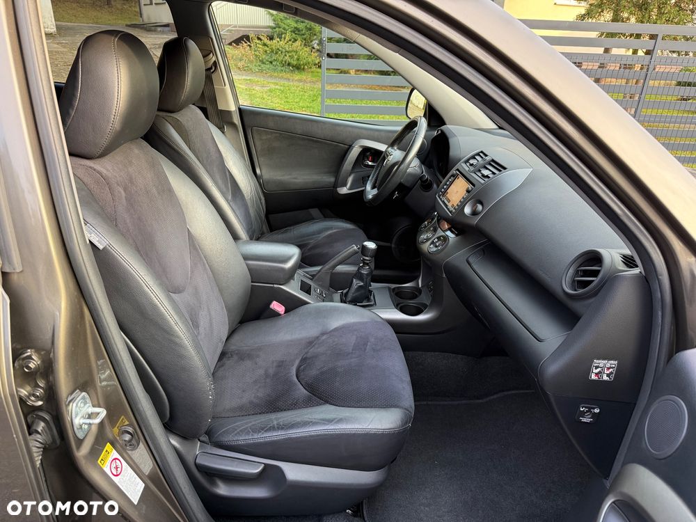 Toyota RAV4 10-13 - 21