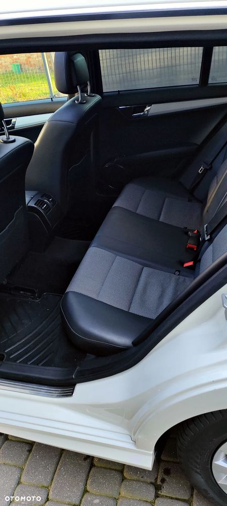 Mercedes-Benz Klasa C 180 CGI Automatik BlueEFFICIENCY Avantgarde - 25