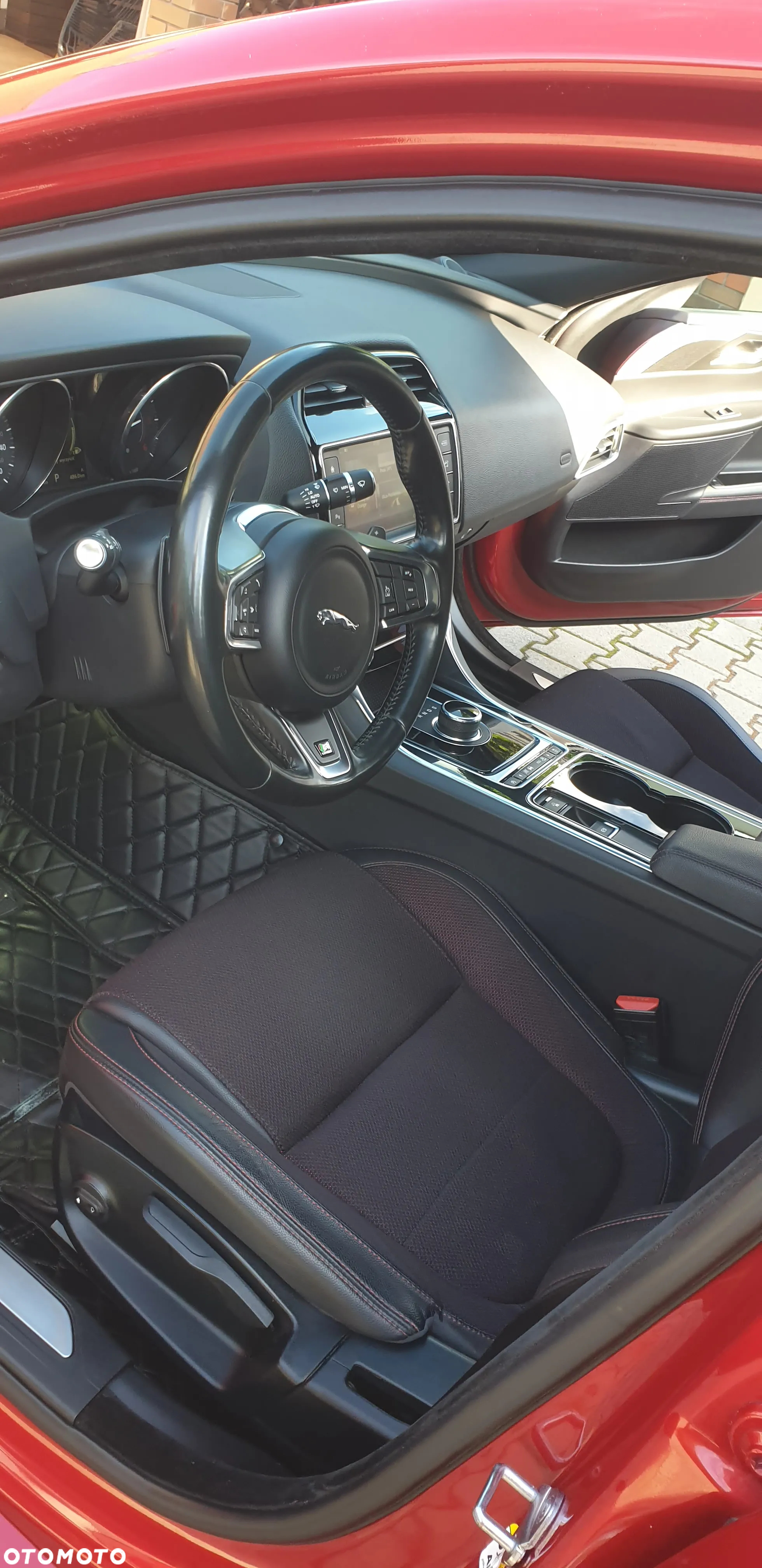 Jaguar XE 2.0 D R-Sport - 24