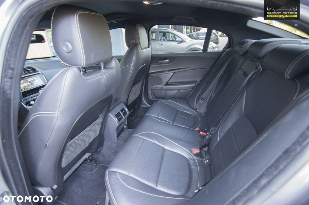Jaguar XE - 19