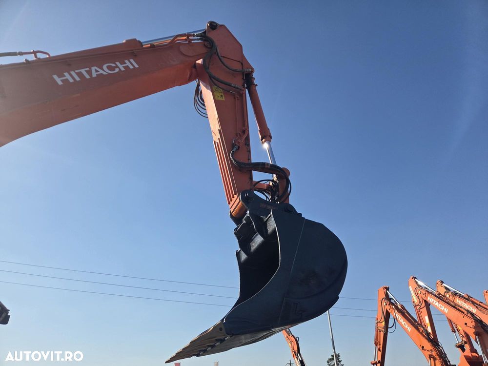 Hitachi ZX350LCN-6, 8.687h, CUPLA RAPIDA, cupa 2,2mc dinti NOI, latime 2,99m, ad sapare 7m, lant 90% bun doar 595h deplasare, consum mediu 17l/h, inst picon, inst rotire pe brate, GRESARE AUTOMATA, camera spate, ridica 25t, PROMOTIE 97.900 EUR+Tva - 33