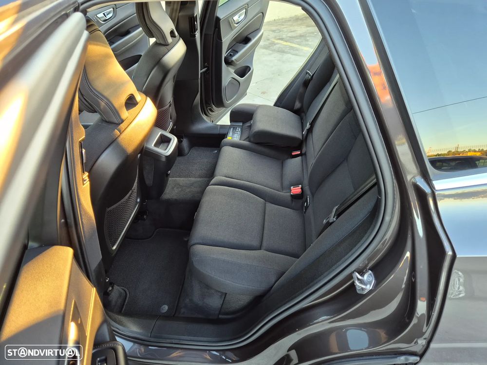 Volvo XC 60 2.0 B4 Momentum Plus - 33