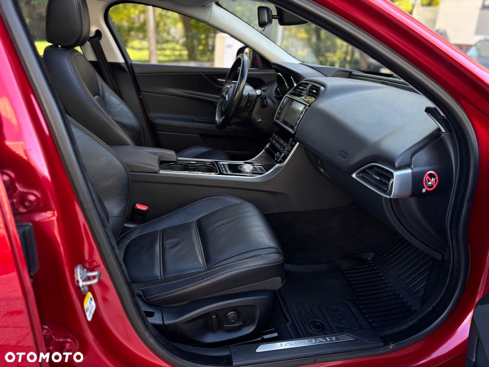 Jaguar XE 20d Portfolio - 17