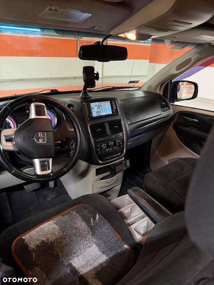 Dodge Grand Caravan - 4