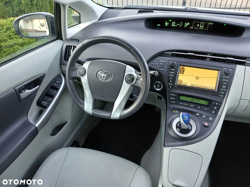 Toyota Prius (Hybrid) Executive - 25