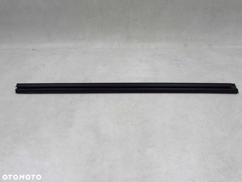 LYNK&CO 01 LISTWA USZCZELKA ZGARNIAJACA PARAPET DRZWI TYL LEWA - 1