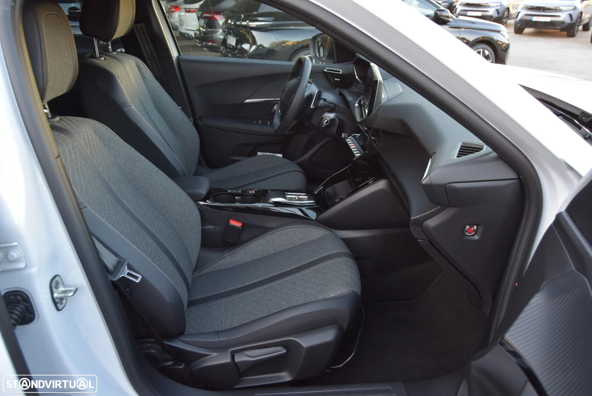 Peugeot 2008 1.2 PureTech Allure Pack EAT8 - 31