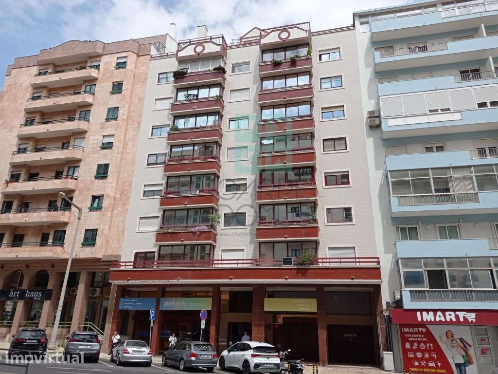 Apartamento T3 - renovado, c/ estacionamento, na Estrada da Luz - L... - Grande imagem: 2/32