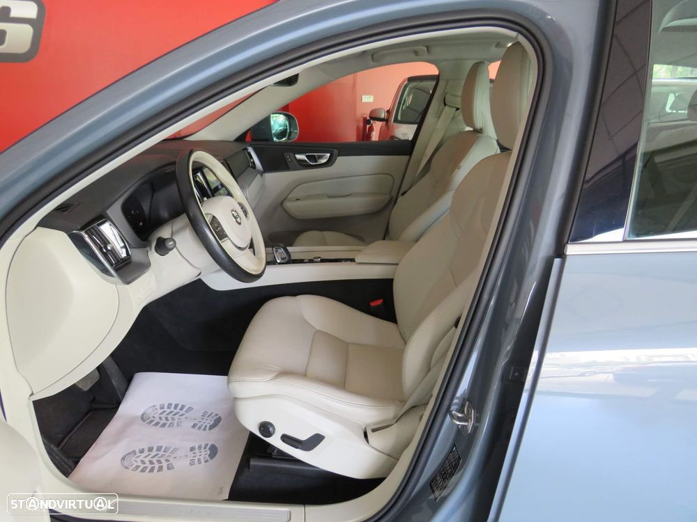 Volvo XC 60 2.0 B4 Momentum Plus - 11