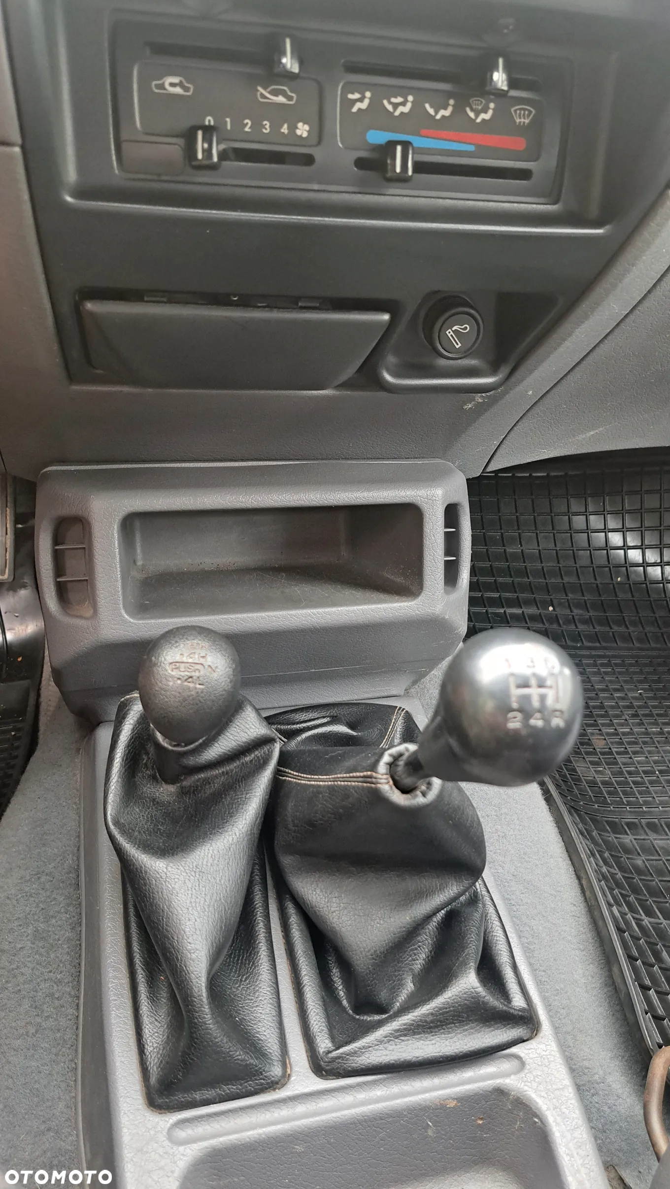Nissan Terrano II 2.4 SR - 31